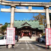 銅葺き屋根の拝殿と立派な鳥居の景色が美しかった