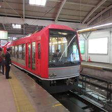 新型登山電車は窓が広い