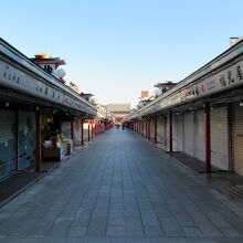 午前8時半過ぎの「仲見世」、開店前か休業中か？