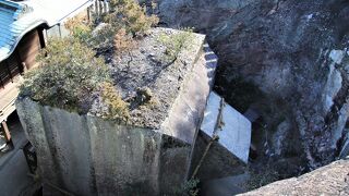 江戸時代シーボルトも訪れた巨岩が御神体の神社です。