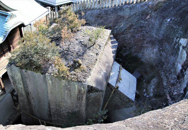 江戸時代シーボルトも訪れた巨岩が御神体の神社です。