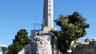 遠くから見つけられる高さは無い