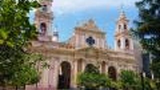 淡いピンク色の美しい教会