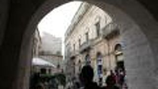 ミアニ ペロッチ広場