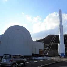 科学技術館の外観です。ロケットの後ろに丘があります