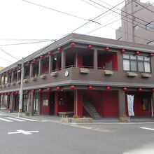 この建物の一階右側がお風呂です。左側はテナントが入っています