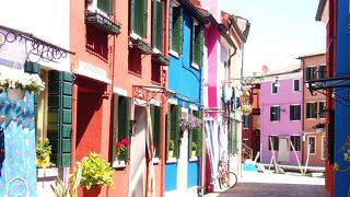 可愛い色の家が並ぶ街歩きが楽しい島