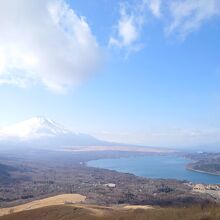 頂上付近から眺める、富士と山中湖の眺望。