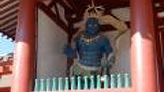 色鮮やかな仁王像