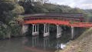 屋根に覆われている橋です