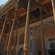 柱が連続した美しい：ボラハウズ モスク
