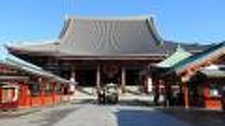 巨大な屋根と大提灯、そして天井画