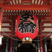 大提灯に「志ん橋」、東京新橋組合が奉納したものです