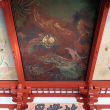 大きな天井画、中央は川端龍子、左右が堂本印象