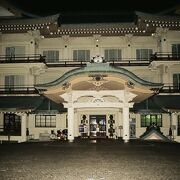 旧琵琶湖ホテルの建物である。