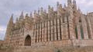 大聖堂の中の天蓋飾りはガウディの作品です!