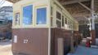 電車と万葉歌碑があります