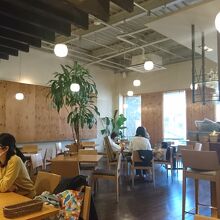 天井が高く広い店内