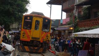 線路沿いの建物や人々ぎりぎりを走る平渓線の電車とランタン上げと台湾グルメ（混雑注意”！）