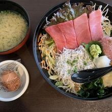 三崎マグロしらす丼