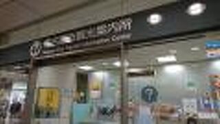 県内のひな祭り関連イベントのパンフレットを入手