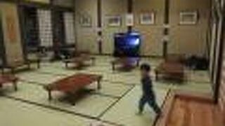 畳敷きの休憩所が広くて湯上りにまったりできる