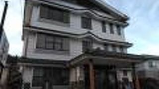 トイレ、資料室、パンフレットがあります。