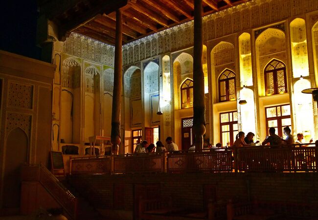 程よい距離感でスマートなサービスが好印象：アイバンレストラン