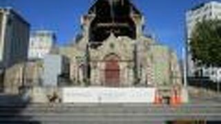 地震の爪痕残る大聖堂