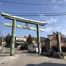 県道に面して建つ鳥居