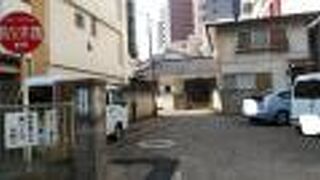 住宅のようなたたずまいの寺院