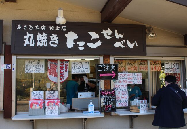 目の前でジュワっと焼いてくれるたこせんべい