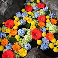 カラフルな花手水