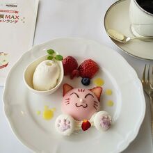 イチゴムースとローズジュレ 1匹の子猫に仕立てて& コーヒー