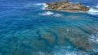 沖に見える岩礁がシンボルです。