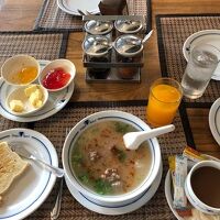 簡単な朝食が付いています