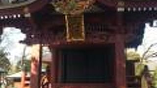 隠れるように建つ