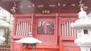 影向堂前の斜め前に