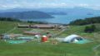 琵琶湖が眼下に広がり、すごく雄大な光景が楽しめます。