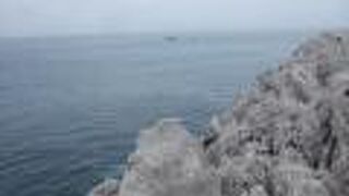 白い石灰岩の連なる不思議な感じの光景。