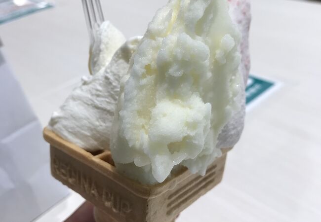 北海道網走の有名ジェラードを沖縄の海の前で食べる幸せ