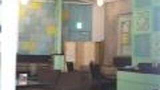 明るくゆったりとした店内にて