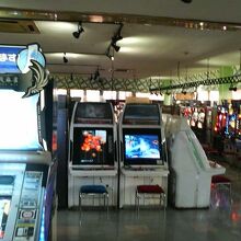 新旧様々なゲーム機の置かれたゲームコーナーも併設されてます