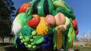 これだけカラフルなオブジェは見たことない