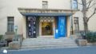 レトロな館内で貴重な考古学資料や美術作品を見学