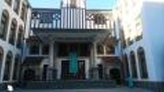 様々な角度から演劇を展示する