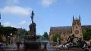 オーストラリアの有名なジャーナリストがモデルの銅像