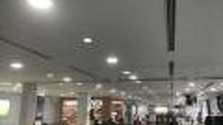 搭乗口前の　唯一のお土産屋。