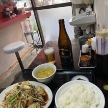 豚肉の野菜炒め定食と瓶ビール