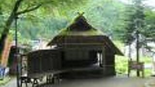 昭和５１年に国指定重要有形民俗文化財に指定された檜枝岐の舞台は、元来鎮守神の祭礼に歌舞伎を奉納するという形で上演されていました。